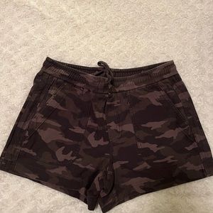 Athleta farallon camo shorts
